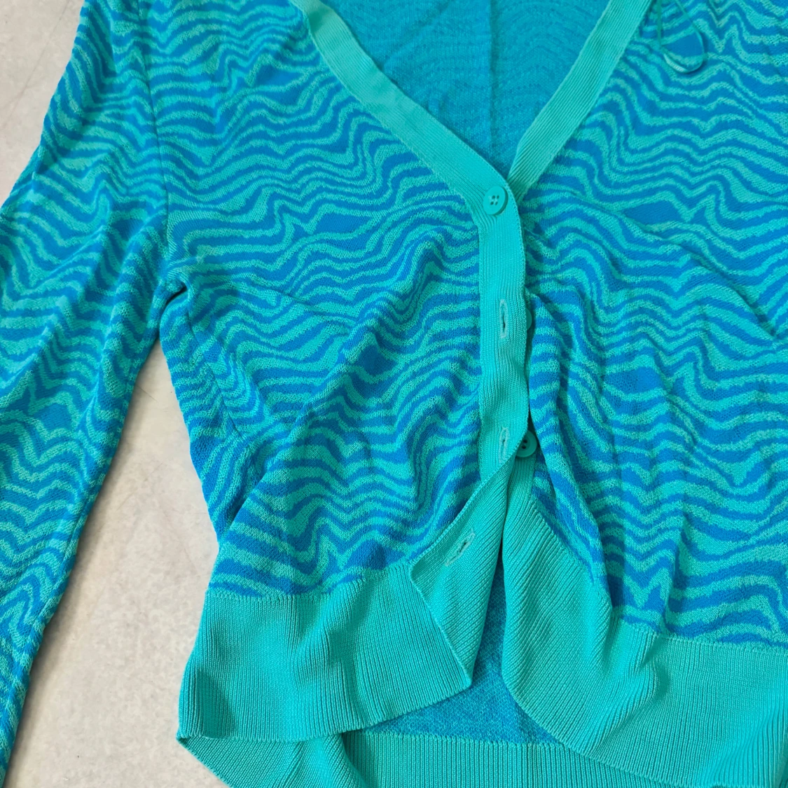 Turkos kofta med vågmönster - 92