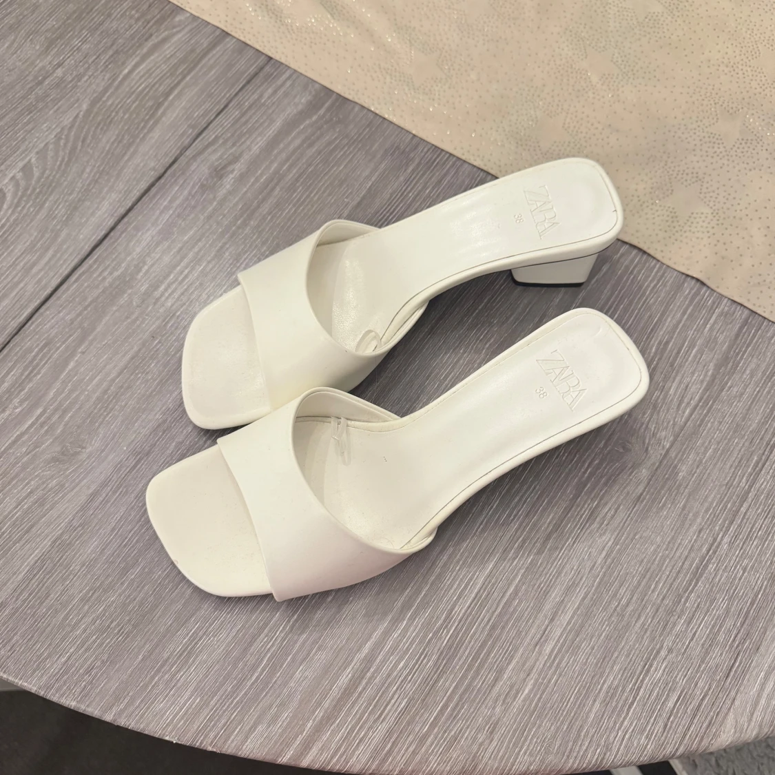 Vita sandaler från Zara - 90