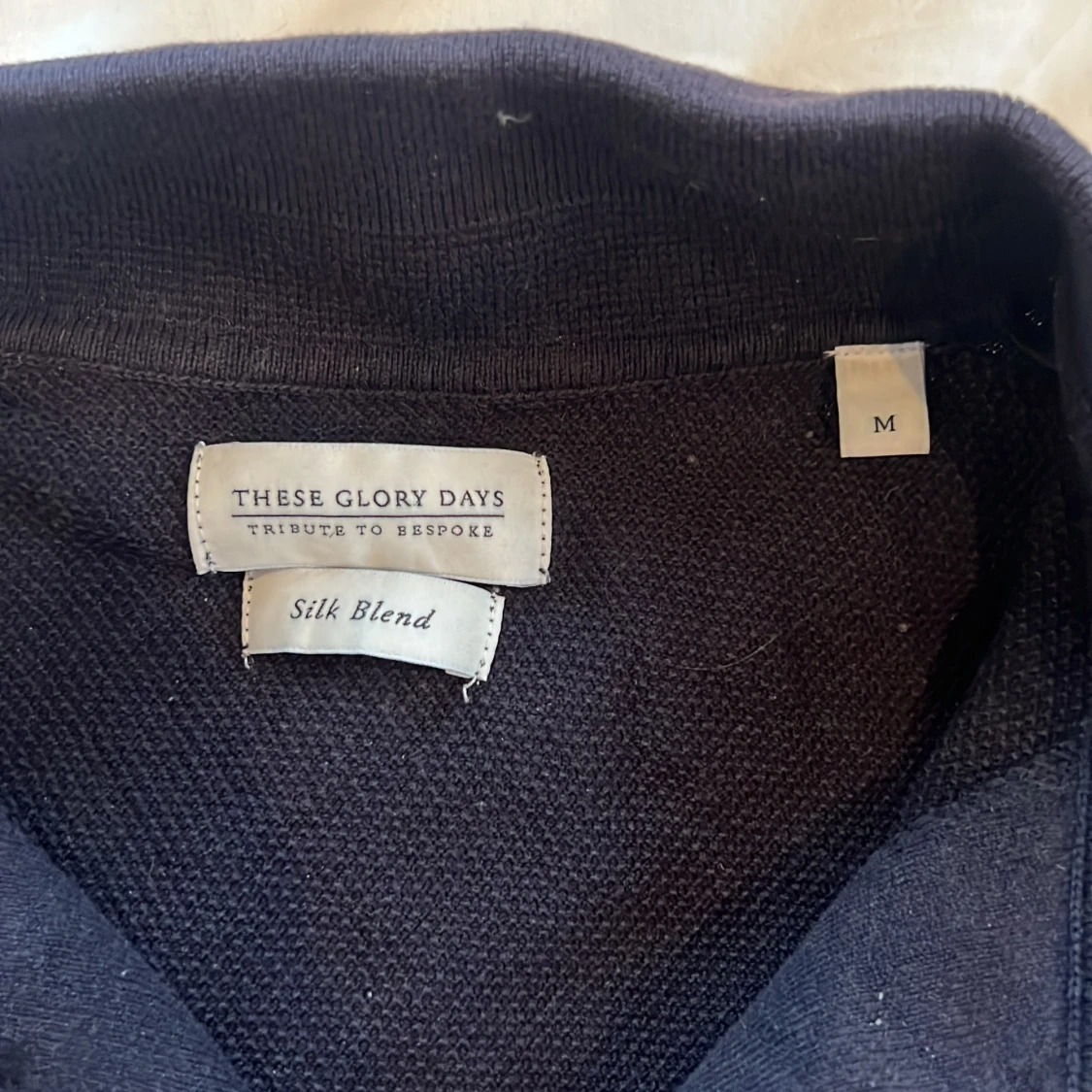 Marin blå pikétröja från These Glory Days - 90