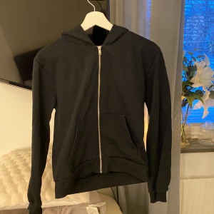 Kofta - Svart basic kosta ifrån lager157 som är för liten för mig. Använd ca 1 gång. Rollar självklart bort allt möjliga hår innan den skickas!