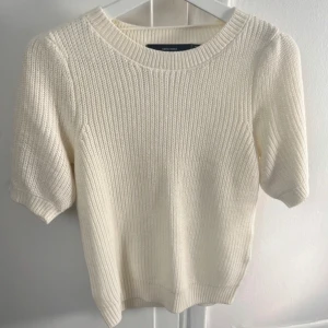 Vit stickad tröja från Gina  - Säljer en vit stickad tröja från Gina Tricot. Köp tidigare second hand men inte kom till användning. Väldigt fint skick. 💞