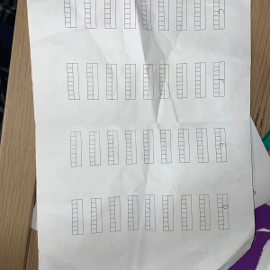 Vit fotbollströja och shorts från pelkit - Säljer en vit fotbollströja och shorts från Adidas med blå och röda detaljer. Tröjan har korta ärmar och ett tryck på bröstet. Perfekt för fotbollsträning eller match!