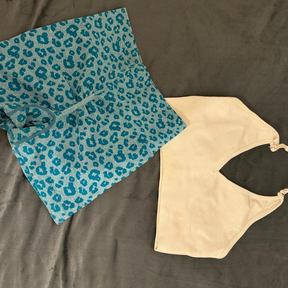  Vit gym top och gym short med blå leopardmönstrade shorts - 90