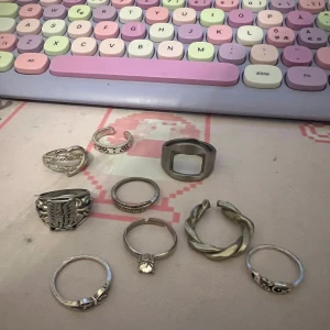 Smyckeskollektion med ringar, armband och örhängen - Lite olika smycken jag samlat på. 💕Pris kan diskuteras💕beroende på vad man vill ha. 100 för allt 