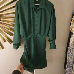 satinklänning  - Från h&m, jättebra skick. 