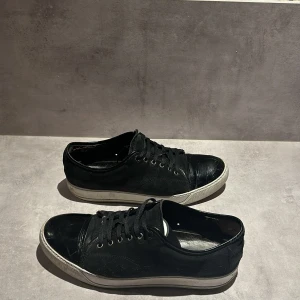 Lanvin skor  - Säljer dessa riktigt schyssta Lanvins i storlek 44 men passar även 45. Dem är svarta och i skicka 7/10. Toe boxen på höger skon är lite sprucken och hälen lite sliten. Hör av er vid minsta lilla😃