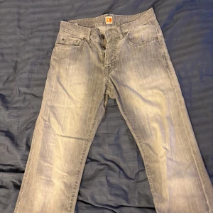 Grå jeansbyxor från boss orange - Snygga grå jeans från boss orange. Perfekta för en avslappnad stil. 