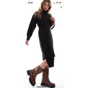 Svart stickad långklänning med bälte - Helt ny stickad klänning från Asos med bälte. Prislappen finns kvar! Aldrig använd, endast testad. Säljer då jag köpte i två storlekar och missade returtiden. Märket är Threadbeare, bilder är tagna från hemsidan. Nypris 399kr, säljer för 180kr
