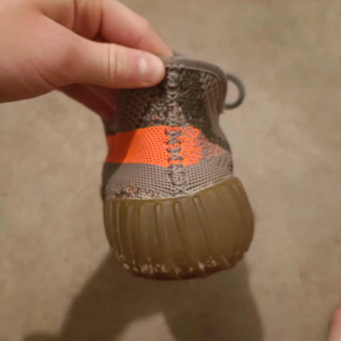 Adidas Yeezy Boost 350 V2 i grå och orange - 90