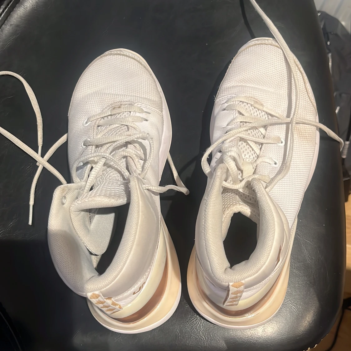 Vita basketskor från underarmour. Säljer för 450 men pris kan diskuteras - 92