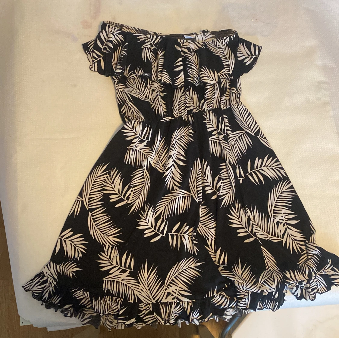 Svart och vit klänning med bladmotiv från Lindex