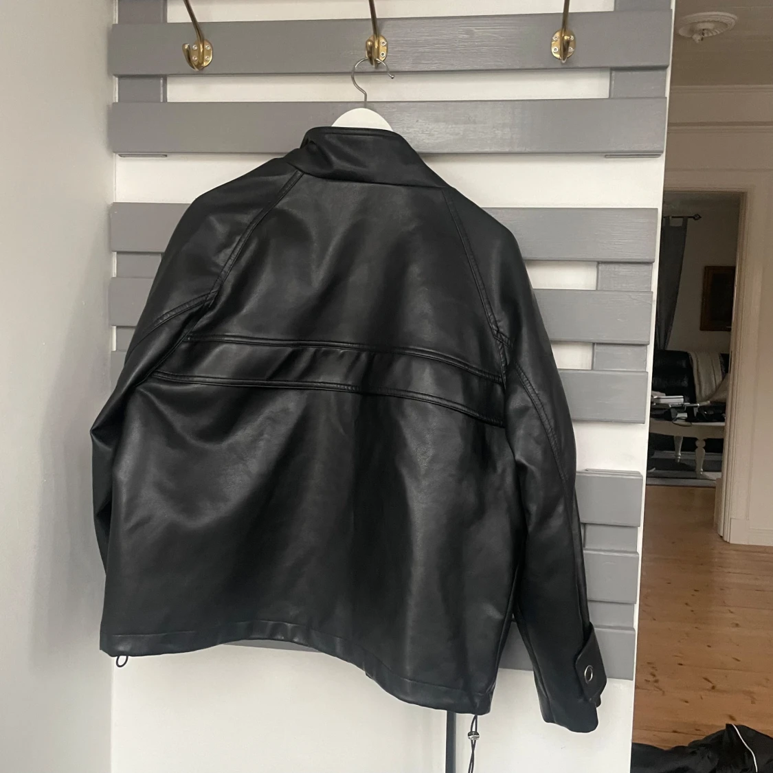 svart oversized skinnjacka  - 92