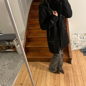 Svart ullkappa från Esprit - svart ullkappa från Esprit med huva och bälte i midjan, mycket gott skick!