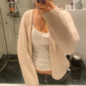 Beige stickad kofta - Mysig beige stickad kofta med långärmad design från Lindex.