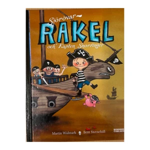 Sjörövar-Rakel och Kapten Snorfinger - En spännande barnbok om Sjörövar-Rakel och hennes äventyr med Kapten Snorfinger. Boken har en färgglad framsida med illustrationer av pirater och ett skepp. Perfekt för unga läsare som älskar piratberättelser.