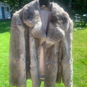 Vintage grå pälsjacka/kappa i äkta päls - Säljer en lyxig och varm grå kappa i äkta päls. Köpt på tradera men tyvärr passade den inte mig. 