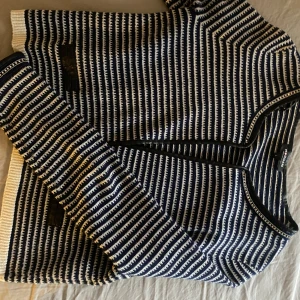 Kofta  - Söt randig kofta med ”skinn (ej äkta)” detalj. Liten knäppning, något lös men går enkelt att sy på starkare. Från Morgan! 😊storlek L men är snarare en S.