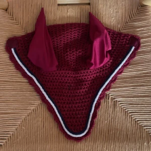 Vinröd Huva  - Hej! Säljer denna superfina vinröda huvan då jag slutat med ridsporten och den helt enkelt inte kommer till användning längre. Huvan har tecken på användning, bild 3&4 men det är absolut inget man tänker på om man inte kollar noggrant. Hör mer än gärna av dig om du skulle ha några frågor!