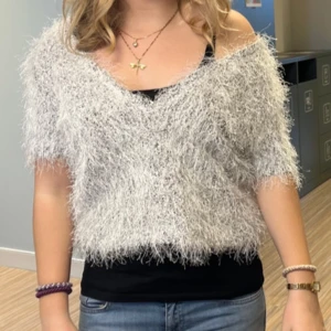 Fluffig tröja - Kan använda åt båda hållen, passar nog bäst någon mindre än mig alltså någon som typ är S-XS och kortare (jag är 179 o mellanbilden!)😊 andra tjejen är ~160
