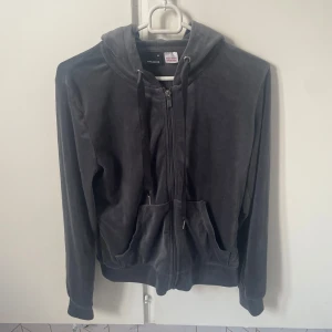 Mörkgrå hoodie från Gina Tricot - Säljer en Mörkgrå hoodie från Gina Tricot i storlek XS. Den har en dragkedja framtill och en mysig huva. Perfekt för en avslappnad stil.