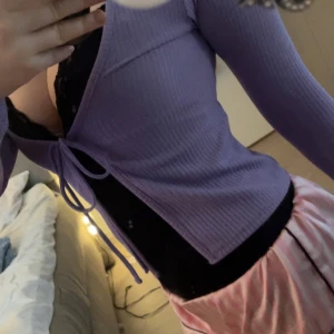 Lila ribbad kofta från H&M - Säljer en superfin lila ribbad kofta från H&M i storlek XS. Den har en v-ringad design och knytband framtill. Koftan är i mycket bra skick och är knappt använd❣️Säljer för att den inte kommer till användning❣️