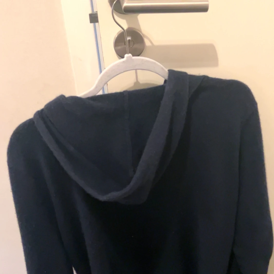 Mörkblå kashmir hoodie från John Henric - 91