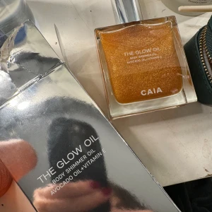 The Glow Oil från CAIA - Säljer The Glow Oil från CAIA, en kroppsolja med skimrande effekt. Fick den idag i Lucka nummer 11 inte använd 
