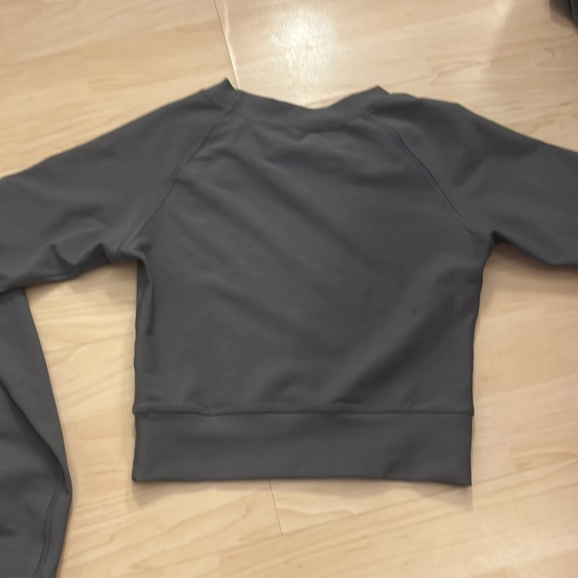 Grå croppad tröja från Aim'n - 90