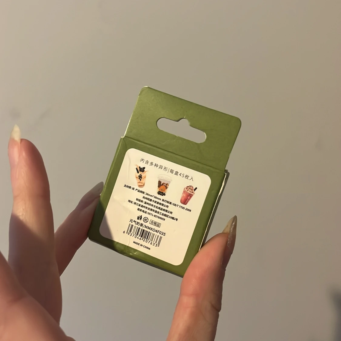 Grön förpackning med klistermärken - 90