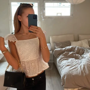 Vit blus med rosett i ryggen - Gullig sommar blus med rosett i ryggen, har aldrig kommit till användning❤️