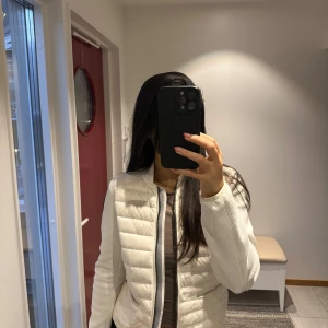 Cardigan Parajumpers  - Vit cardigan från Parajumpers, storlek S. Inga fläckar som ny. Etiken följs med