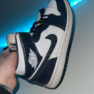 Air Jordan 1 mid - Säljer mina jordans då dom inte används längre köpte på kicks and stuff kvitto finns hör av er vid frågor eller funderingar pris kan diskuteras vid snabb och smidig affär mvh Axel 