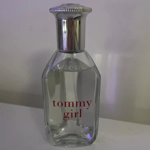 Tommy Girl parfym - Fräsch och blommig parfym från Tommy Hilfiger i en elegant, genomskinlig glasflaska med silverfärgad kork. Den klassiska designen och de röda bokstäverna ger en tidlös känsla. Perfekt för den som älskar en lätt och uppfriskande doft. Aldrig använt för den är inte min smak❤️