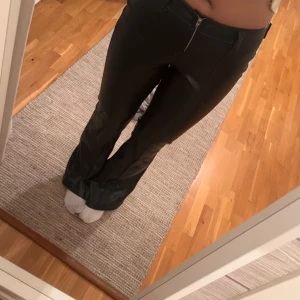Skinnbyxor  - Snygga lågmidjade skinnbyxor!!💕💕