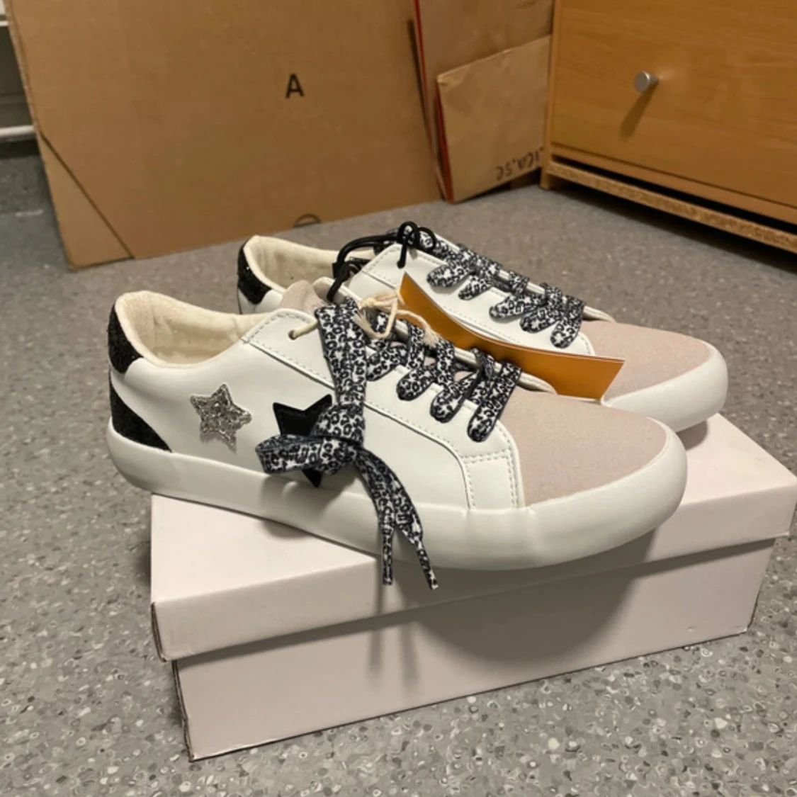 Vita sneakers med stjärndetaljer - 91