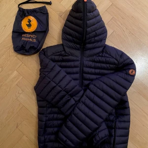 Svart dunjacka från Save The Duck - Säljer en svart dunjacka från Save The Duck. Jackan är helt ny och L men passar M och s 