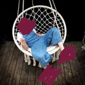 Blå- och vitrandig jumpsuit - Snygg blå- och vitrandig jumpsuit med knappar framtill!