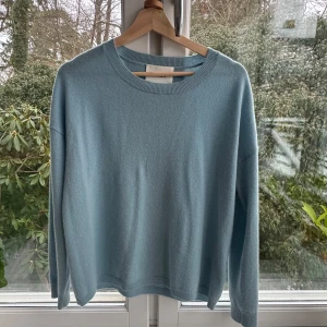 Ljusblå kashmirtröja från Lisa Yang - Säljer ljusblå kashmirtröja från Lisa Yang. Tröjan har en klassisk rund hals och långa ärmar, perfekt modell. Den är i storlek 1 och passar xs-s. 🩵🩵