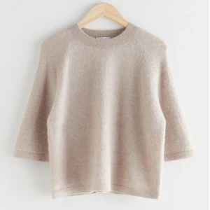 Beige ulltröja från Other Stories - Mysig beige tröja i ull med trekvartsärm från Other Stories i storlek xs, jag har använt den ett par gånger men det är inte något som syns❤️köpt för 790