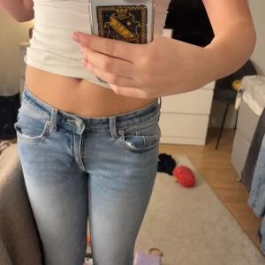Ljusblå jeans från 157 - Säljer ett par ljusblå jeans från 157. De har en klassisk femficksdesign och är perfekta för en avslappnad stil. Jeansen är midwaist och har en snygg tvätt som ger en fräsch look. S full length och passar för mig som är 173