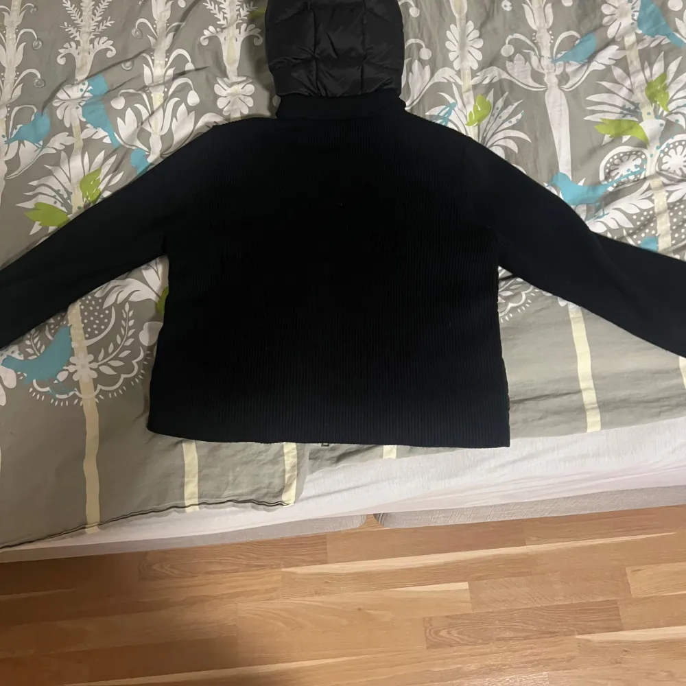 Snygg svart pufferjacka från Moncler med huva och dragkedja. Jackan har långa ärmar och två fickor med dragkedjor framtill. Perfekt för kyligare dagar. Skulle säga att den är liten i storlek. . Takit.