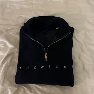 Half zip - Snygg svart tröja från Jack & Jones med halv dragkedja och logotyp framtill. Perfekt för en stilren look. Kom gärna med frågo😊