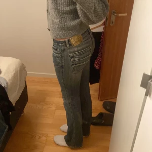 Low waist jeans - Snygga blå jeans från Dolce&Gabbana med låg midja, utsvängda och dragkedja på bakfickan. Bra skick och super snygga men kommer inte till användning. Pris kan diskuteras 