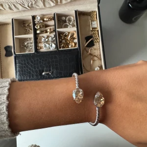 Carolina svedblom armband - Super fint armband från Carolina svedblom, knappt använd eftersom jag endast använder guld smycken. 