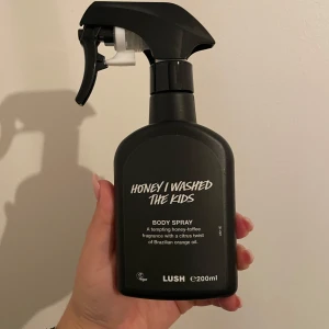Honey I Washed The Kids Body Spray från Lush - En kroppsspray med en frestande doft av honung och toffee, med en citrusaktig twist av brasiliansk apelsinolja. Flaskan rymmer 200 ml och har en praktisk sprayfunktion.