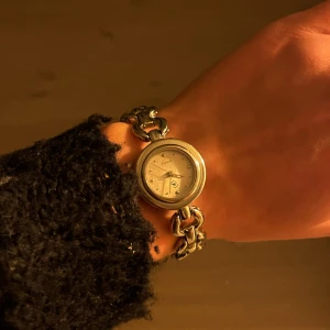 Elegant silverfärgad klocka med länkarmband - INTRESSEKOLL på den snyggaste klockan!!! Kom själva med prisförslag om intresse finns🩷