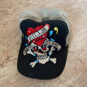 Svart keps med dödskallemotiv - Ed Hardy keps, one size fits all, justerbar där bak. Inga defekter