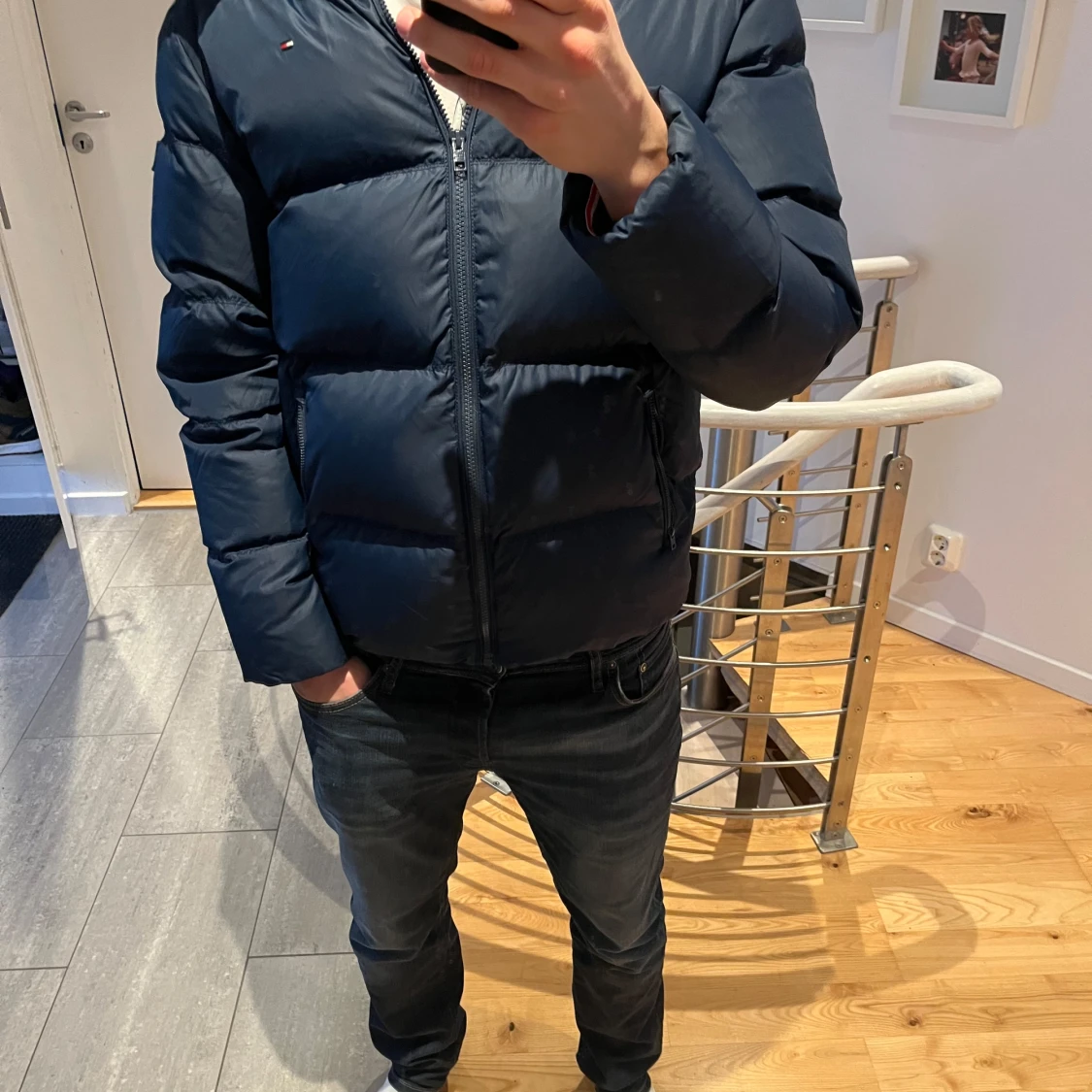 Mörkblå pufferjacka från Tommy Hilfiger