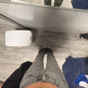 Grå jeans - Grå jeans från gina storlek 32, typ aldrig använda 