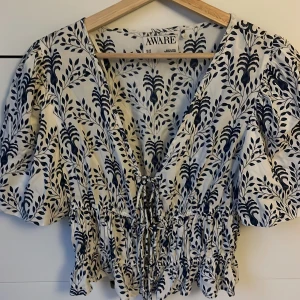 Super fin blus❣️ - Jätte fin blus från Vero Moda, använd 3 gånger ungefär så bra skick!🥰